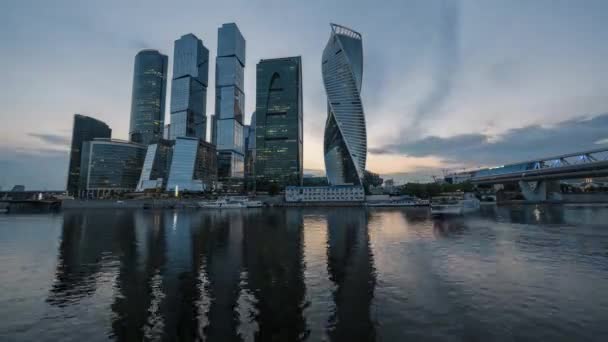 Закат превращается в ночь, время московского города — стоковое видео