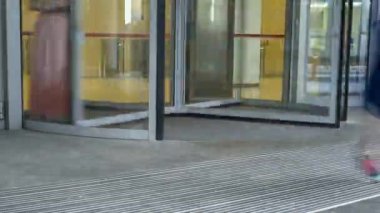 Ofis çalışanları giriş kapılarından geçiyor