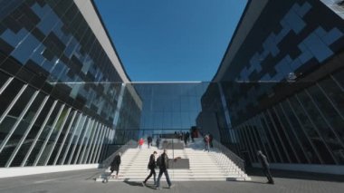 Teknopark ana giriş ve cephesi güneşli gündüz, işçiler işe gitmek