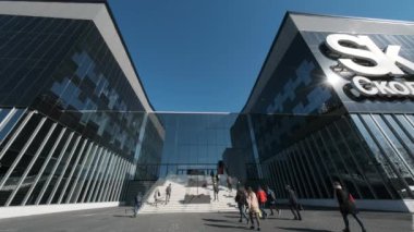 Teknopark ana giriş ve cephesi güneşli gündüz, işçiler işe gitmek