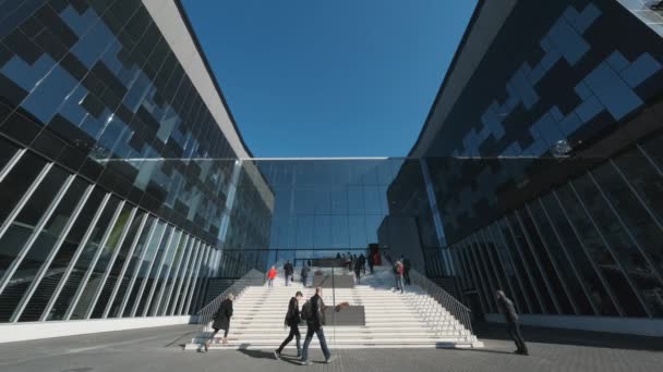 Haupteingang und Fassade des Technoparks an sonnigen Tagen, Arbeiter gehen zur Arbeit — Stockvideo