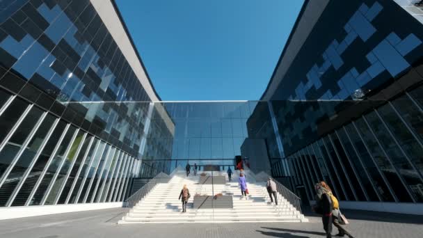 Technopark entrée principale et façade à l'heure du jour ensoleillé, les travailleurs vont au travail — Video