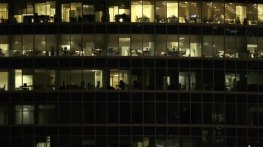 Gün batımında ofis pencereleri