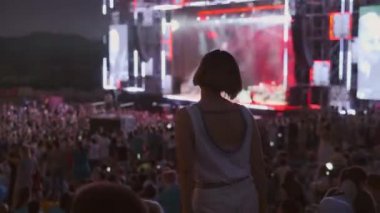 Kadın açık hava müzik festivalinde dans ediyor