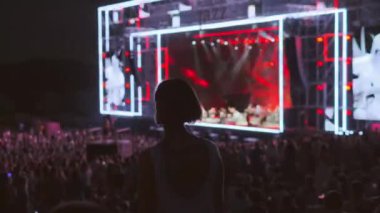 Kadın açık hava müzik festivalinde dans ediyor