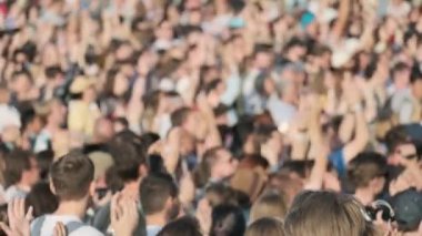Açık hava müzik festivalinde tezahürat taå Ä±yor