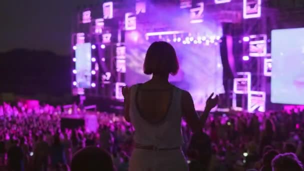 Vrouw is dansen op Open Air muziekfestival — Stockvideo