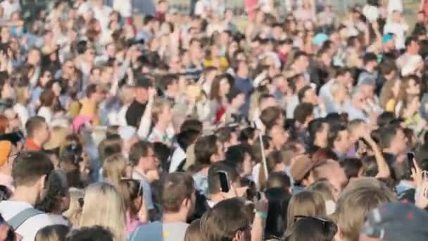 Folle di fan che applaudono al festival di musica all'aperto — Video Stock