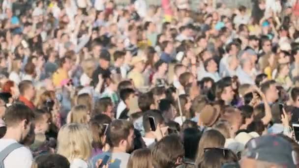 Multitud de fans animando en el festival de música al aire libre — Vídeos de Stock