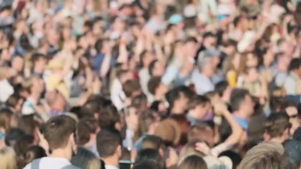 Skara fans jublande på Open-Air Music Festival — Stockvideo