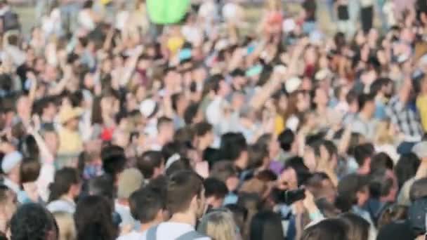 Skara fans jublande på Open-Air Music Festival — Stockvideo