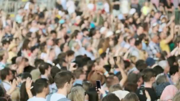 Multidão de fãs aplaudindo no festival de música ao ar livre — Vídeo de Stock