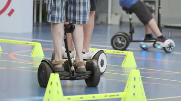 Människor tränar för att rida på en elektrisk personlig transport — Stockvideo