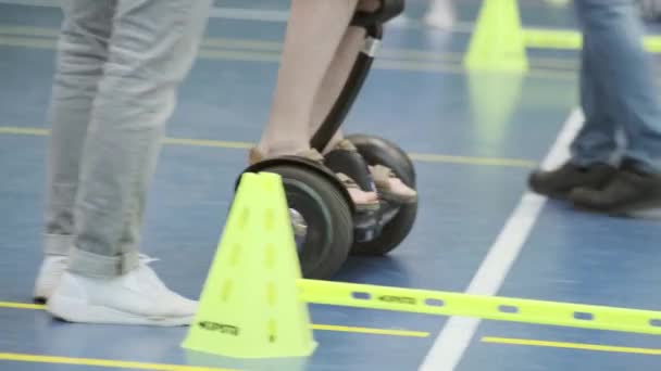 Mensen trainen om te rijden op een elektrisch persoonlijk vervoer — Stockvideo