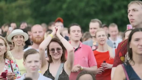 Ludzie uczęszczają na koncert na otwartym powietrzu na międzynarodowym festiwalu jazzowym "Usadba Jazz" w Kolomenskoe Park — Wideo stockowe