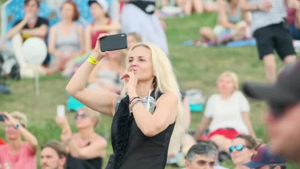 La gente asiste al concierto al aire libre en el Festival Internacional de Jazz "Usadba Jazz" en Kolomenskoe Park — Vídeos de Stock