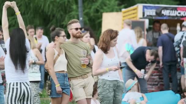 Люди посещают концерт под открытым небом на Международном джазовом фестивале "Усадьба Джаз" в Коломенском парке — стоковое видео