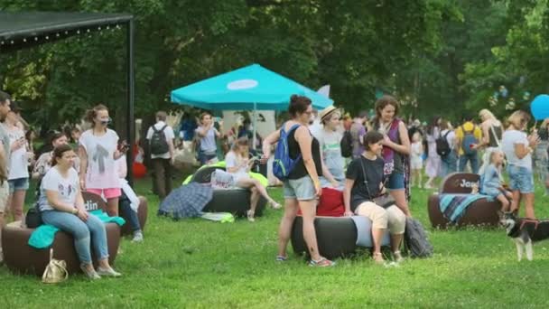 La gente asiste al concierto al aire libre en el Festival Internacional de Jazz "Usadba Jazz" en Kolomenskoe Park — Vídeo de stock