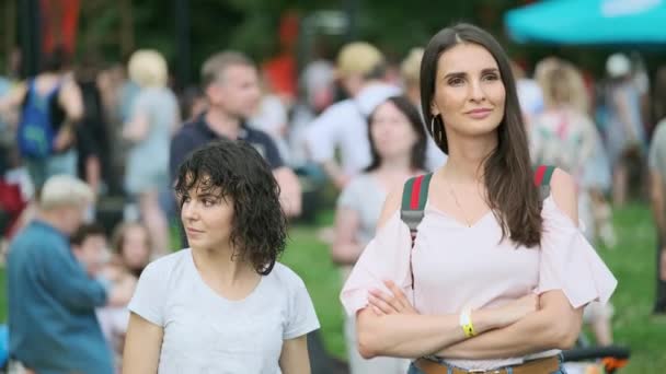 La gente partecipa a un concerto all'aperto al Festival Internazionale di Jazz "Usadba Jazz" nel Kolomenskoe Park — Video Stock