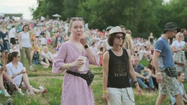Lidé navštěvují koncert pod širým vzduchem na mezinárodním jazzovém festivalu "" "v Kolomenskoe parku — Stock video