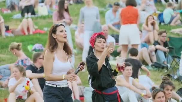 Ludzie uczęszczają na koncert na otwartym powietrzu na międzynarodowym festiwalu jazzowym "Usadba Jazz" w Kolomenskoe Park — Wideo stockowe