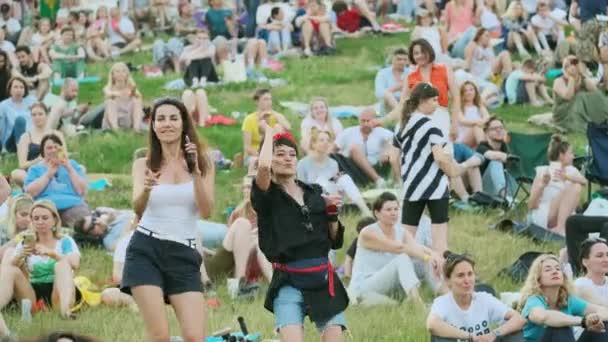 Kolomenskoe Park'taki Uluslararası Caz Festivali "Usadba Jazz"ın açık hava konserine katılanlar — Stok video