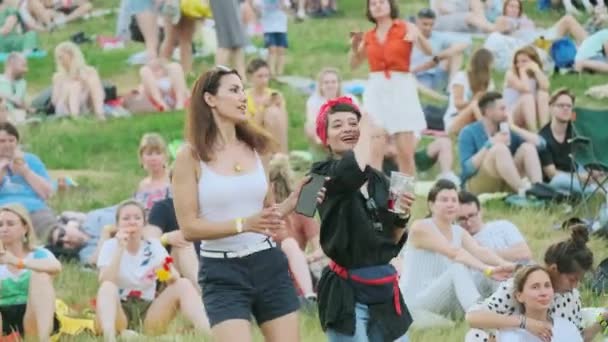 La gente asiste al concierto al aire libre en el Festival Internacional de Jazz "Usadba Jazz" en Kolomenskoe Park — Vídeo de stock