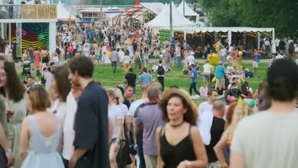 Mensen bijwonen openluchtconcert op internationaal Jazz Festival "Usadba Jazz" in Kolomenskoe Park — Stockvideo