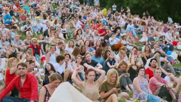 Ludzie uczęszczają na koncert na otwartym powietrzu na międzynarodowym festiwalu jazzowym "Usadba Jazz" w Kolomenskoe Park — Wideo stockowe