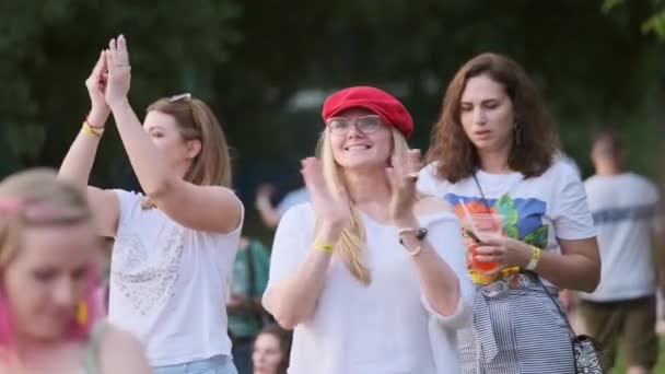 La gente asiste al concierto al aire libre en el Festival Internacional de Jazz "Usadba Jazz" en Kolomenskoe Park — Vídeos de Stock