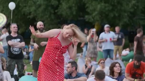 Besucher des Open-Air-Konzerts beim internationalen Jazzfestival "usadba jazz" im Kolomenskoe-Park — Stockvideo
