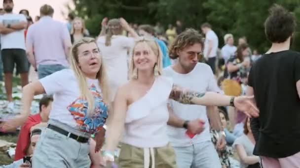 La gente asiste al concierto al aire libre en el Festival Internacional de Jazz "Usadba Jazz" en Kolomenskoe Park — Vídeo de stock