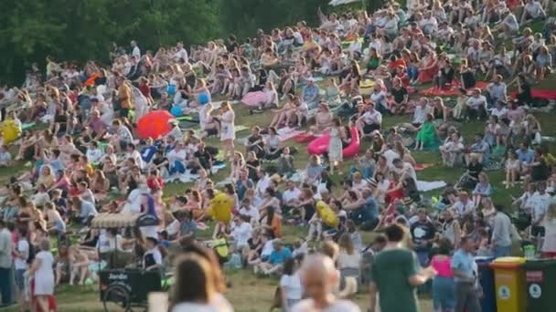 Lidé navštěvují koncert pod širým vzduchem na mezinárodním jazzovém festivalu "" "v Kolomenskoe parku — Stock video