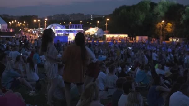 La gente partecipa a un concerto all'aperto al Festival Internazionale di Jazz "Usadba Jazz" nel Kolomenskoe Park — Video Stock