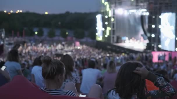 Kobiety oglądają koncert na festiwalu muzyki na otwartym powietrzu — Wideo stockowe