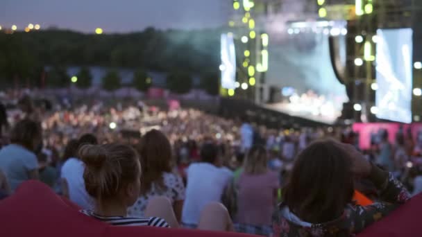 Ženy sledují koncert na otevřeném vzdušných hudebních slavnostech — Stock video