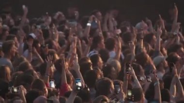 Açık hava müzik festivalinde tezahürat taå Ä±yor