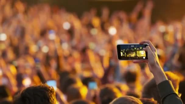 Folle di fan che applaudono al festival di musica all'aperto — Video Stock