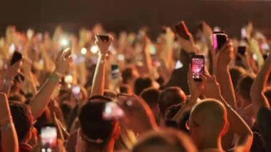 Açık hava müzik festivalinde tezahürat taå Ä±yor