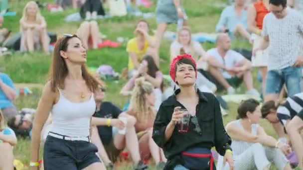 Lidé navštěvují koncert pod širým vzduchem na mezinárodním jazzovém festivalu "" "v Kolomenskoe parku — Stock video