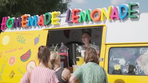 Junge Frau verkauft frische hausgemachte Limonade aus dem Lebensmittelladen — Stockvideo