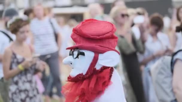 Besucher des Open-Air-Konzerts beim internationalen Jazzfestival "usadba jazz" im Kolomenskoe-Park — Stockvideo