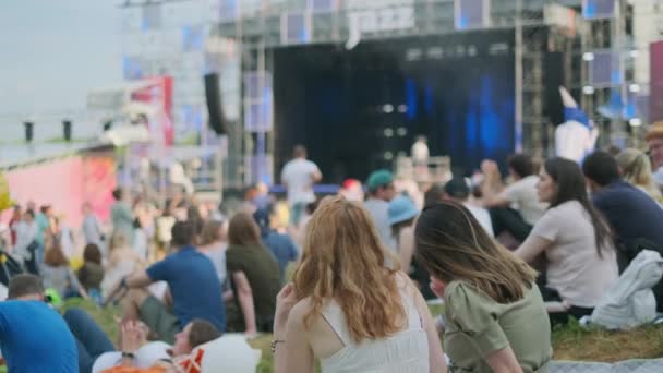 Las mujeres están viendo conciertos en el festival de música al aire libre — Vídeos de Stock