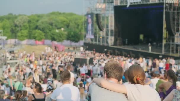 Kvinnor tittar på konsert på Open Air Music Festival — Stockvideo