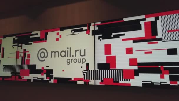 Mail.ruグループ 本社に会社がサインする — ストック動画