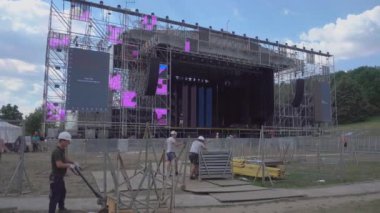 İşçiler Kolomenskoe Park'ta Uluslararası Caz Festivali Usadba Jazz için sahne inşa ediyor