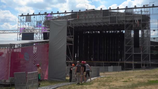 Trabajadores están construyendo el escenario para el Festival Internacional de Jazz Usadba Jazz en Kolomenskoe Park — Vídeo de stock