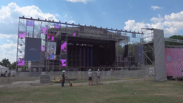 Trabajadores están construyendo el escenario para el Festival Internacional de Jazz Usadba Jazz en Kolomenskoe Park — Vídeo de stock