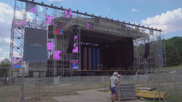 Arbeiter bauen die Bühne für das internationale Jazzfestival usadba jazz im Kolomenskoje-Park — Stockvideo