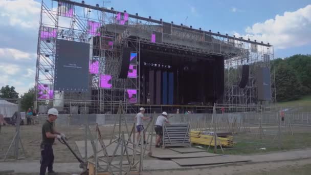 Arbeiter bauen die Bühne für das internationale Jazzfestival usadba jazz im Kolomenskoje-Park — Stockvideo